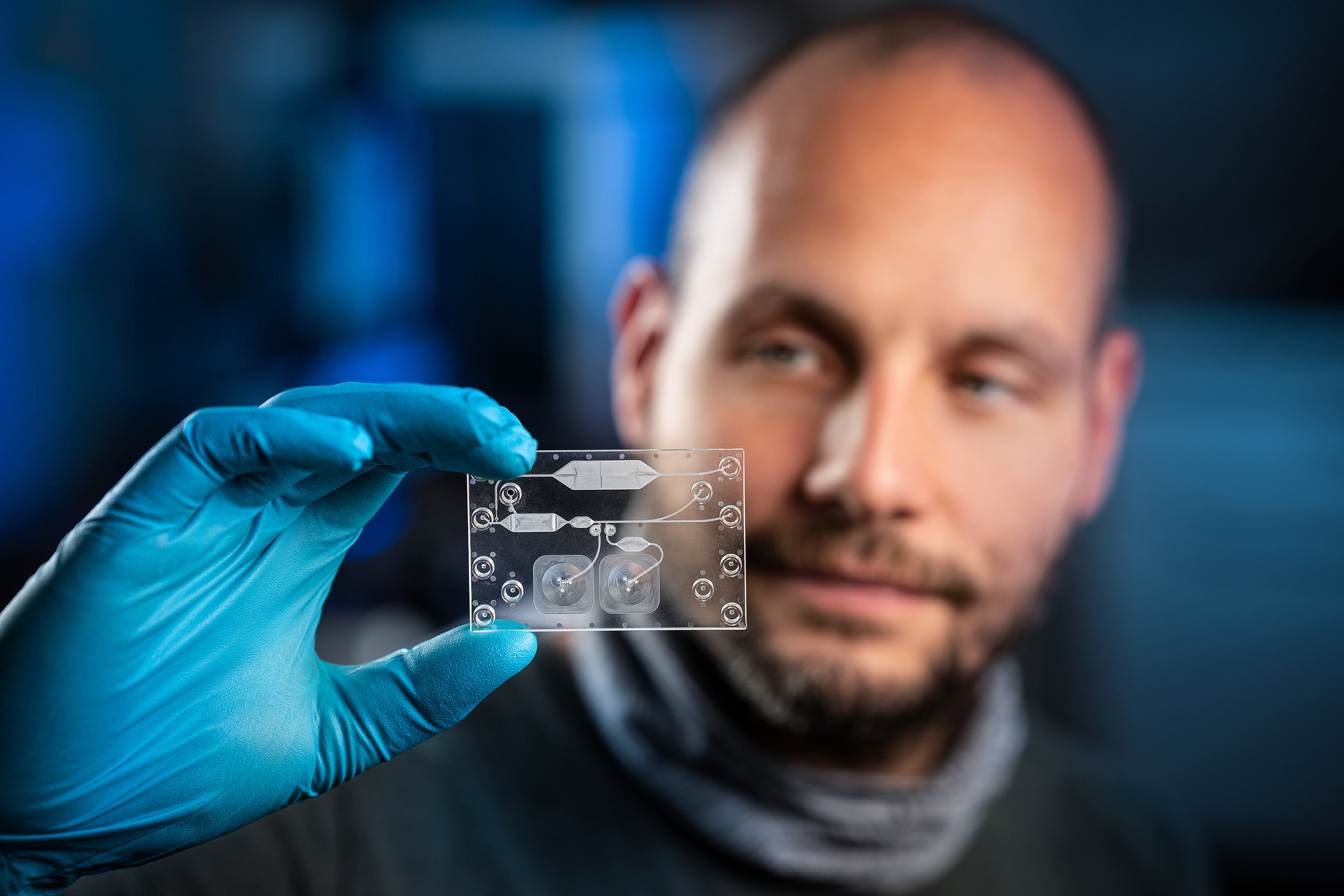 Florian Schmieder überprüft den Prototyp einer komplexen In-Vitro-Diagnostik-Kartusche zur Blutseparation. Das Fraunhofer IWS entwickelt im Projekt SIMPLE-IVD mit Industriepartnern neue Methoden zur kosteneffizienten Produktion solcher Kartuschen.